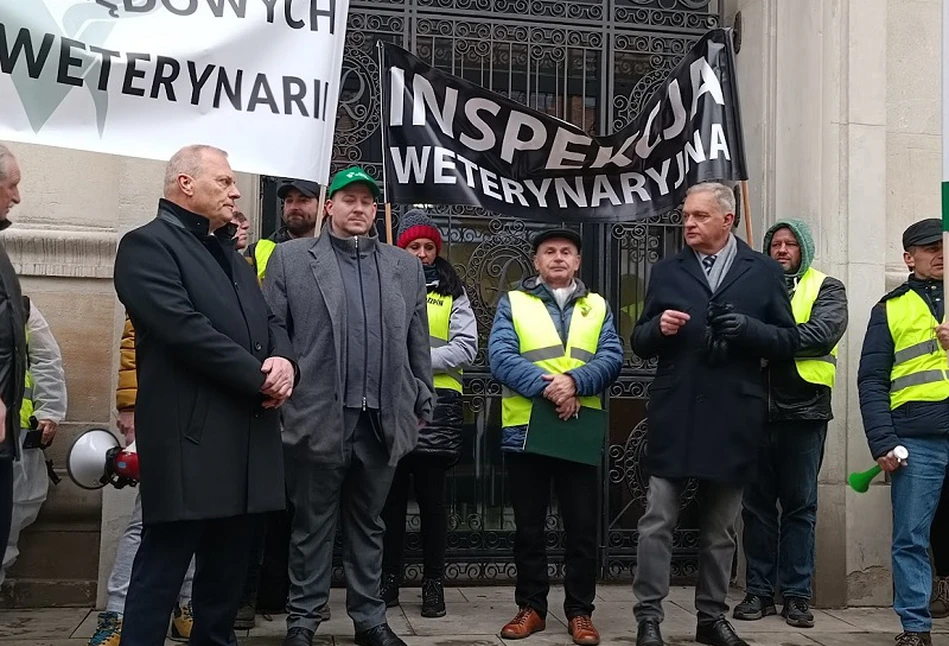 Protest lekarzy weterynarii pod gmachem resortu rolnictwa [ZDJĘCIA, FILMY]