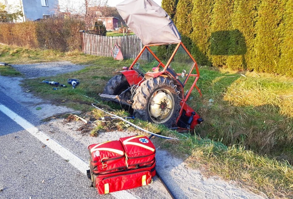 Ciągnik wylądował w rowie. Traktorzysta uwięziony w kabinie