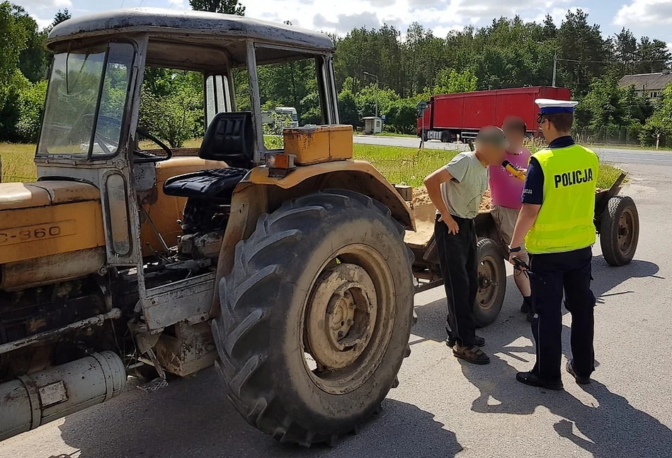 Po pijaku zaparkował ciągnik na środku drogi, żeby pogadać