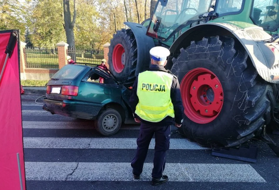 Ogromny ciągnik Fendt ZMIAŻDŻYŁ Passata. 1 osoba zginęła