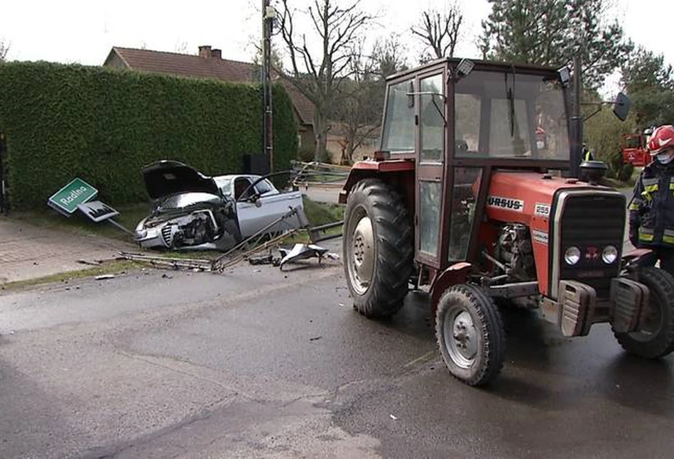 21-latek w Alfie wyprzedzał ciągnik – skończył w rowie