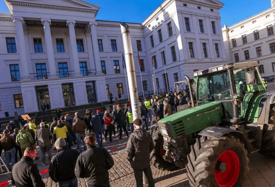 Niemcy: 8-kilometrowy konwój ciągników zablokował Meklemburgię-Pomorze Przednie