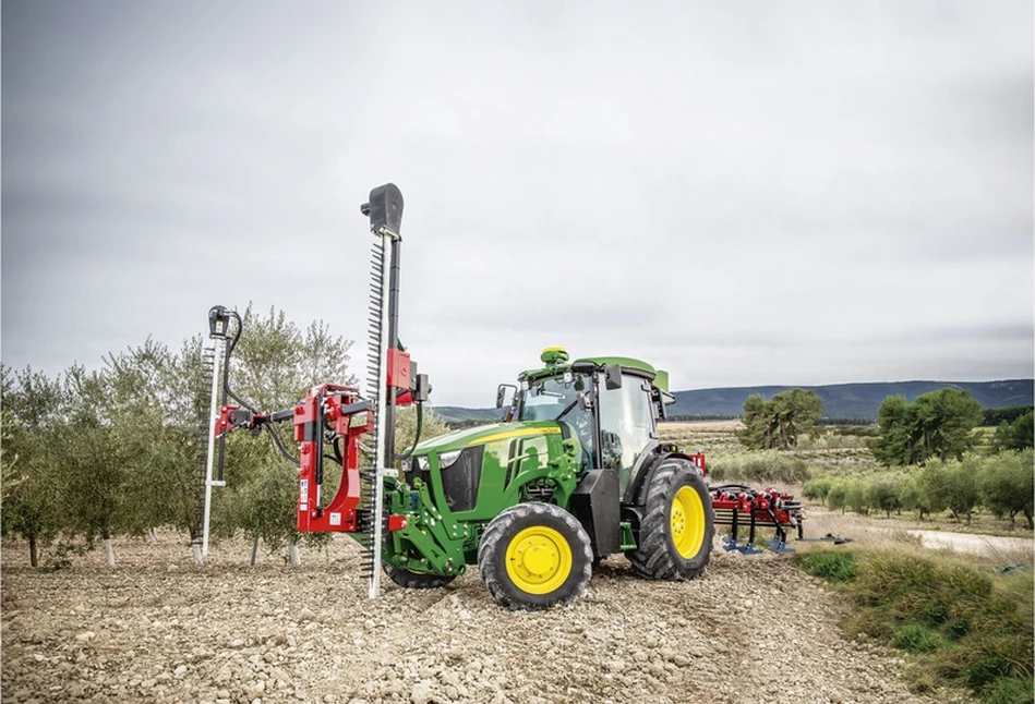 Nowa seria ciągników John Deere 5ML do upraw specjalistycznych [ZDJĘCIA]