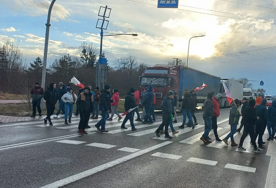 Rolnicy zablokowali TIR-y z Ukrainy koło Chełma. "Kolejka na kilometr" [FILM, FOTO]