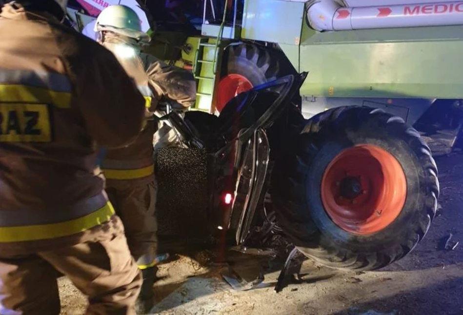 Audi wbiło się w kombajn. 2 osoby zginęły [FOTO]