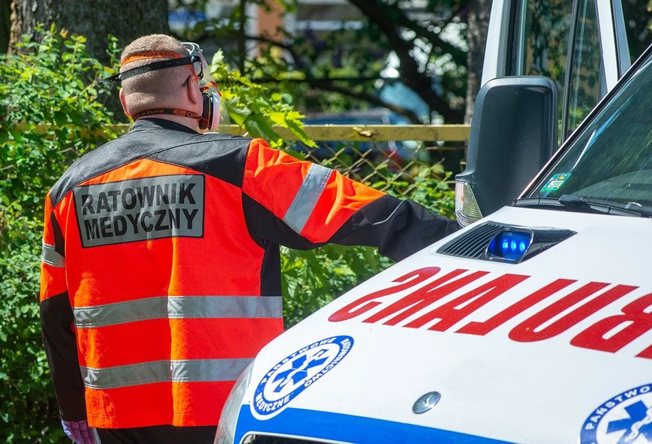 Wypadkowe żniwa pod Elblągiem: rolnik przygnieciony prasą, a motocyklista wpadł na ciągnik