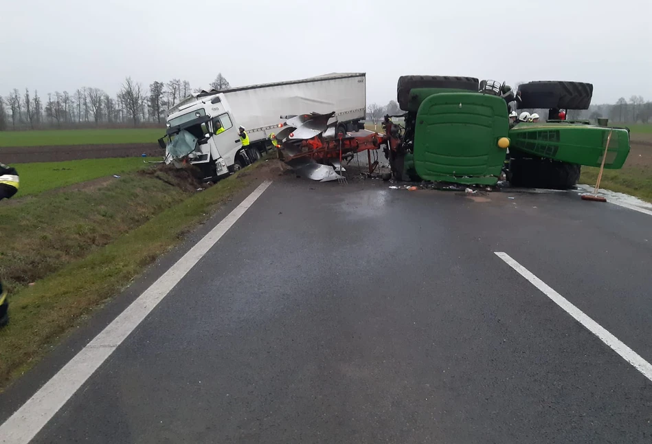 TIR staranował ciągnik John Deere. Rolnik w szpitalu [FOTO]