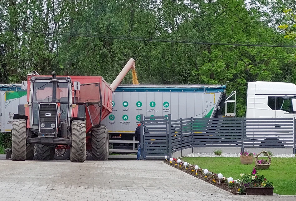 Załadunek ziarna na ciężarówkę. Misja: załadować TIR-a cz. 1