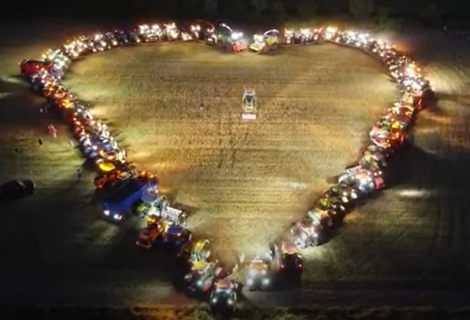 Rolnicy utworzyli gigantyczne serce z ciągników. "Wojowniku, to dla Ciebie" [WIDEO]