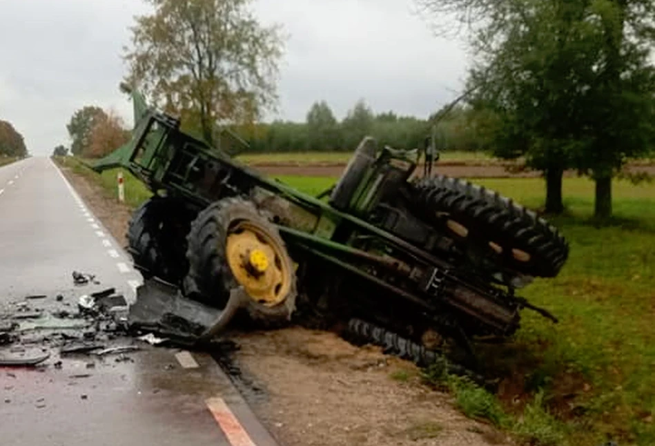 Tragiczne zderzenie Skody z ciągnikiem. Zginął samorządowiec z Podlasia