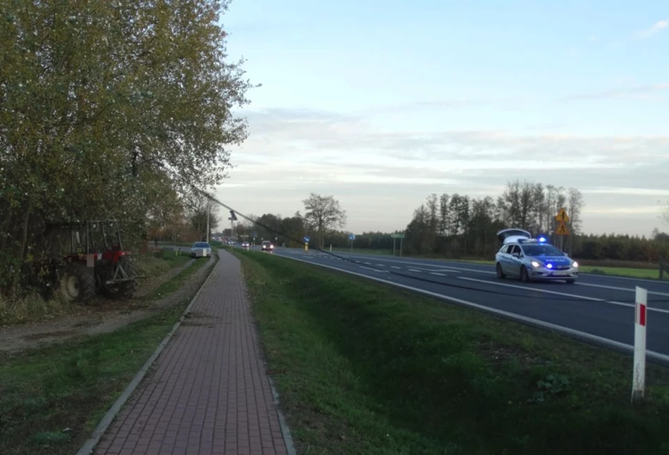 Uderzył ciągnikiem w słup i czekał na policję z piwem w ręku