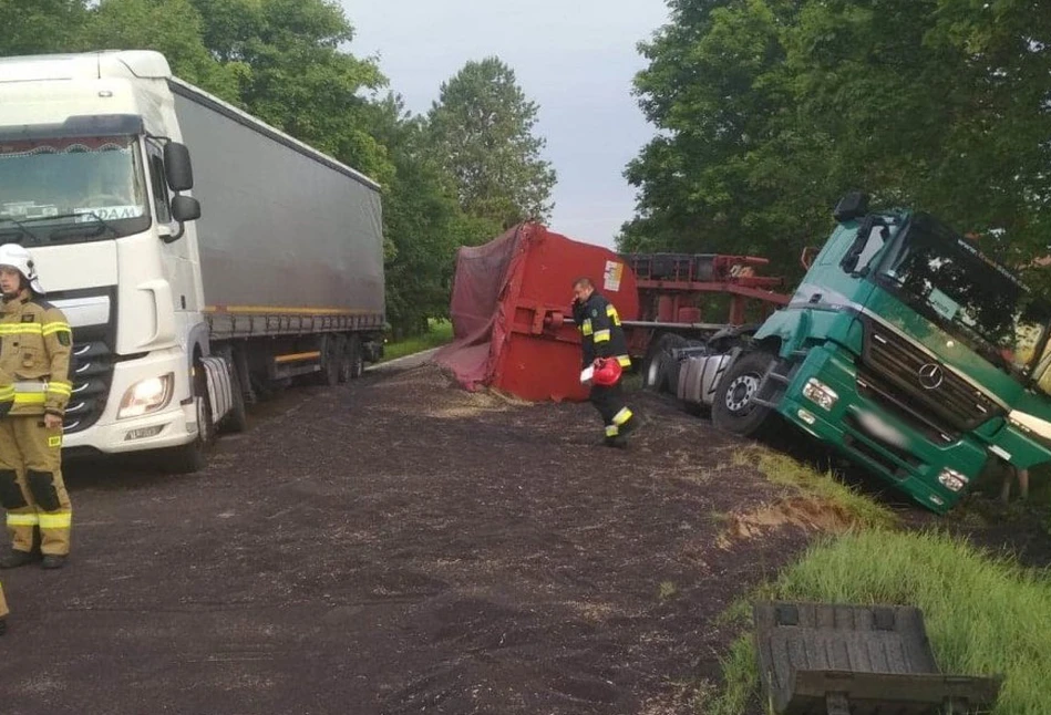 Kilkanaście ton rzepaku zablokowało drogę pod Kętrzynem