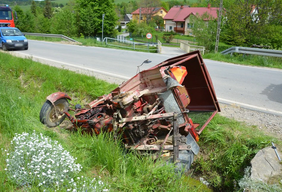 Ciężarowe Volvo staranowało ciągnik rolniczy. Traktorzysta trafił do szpitala