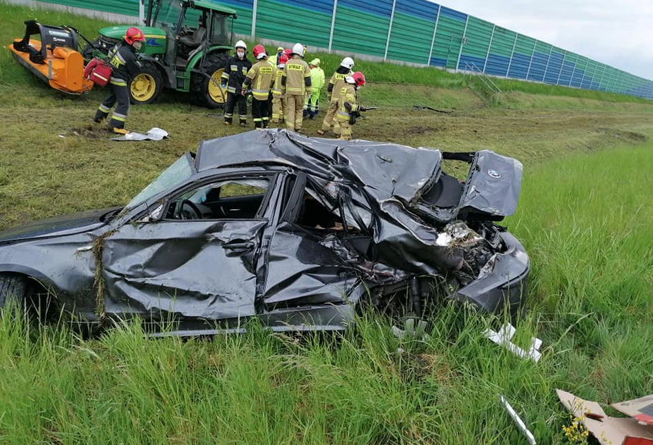 BMW zmiażdżone po zderzeniu z ciągnikiem na A2