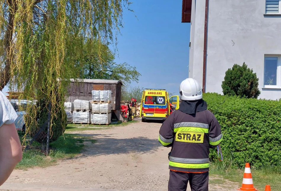 Dramat w gospodarstwie pod Lesznem. Rębak ciągnikowy urwał nogę 73-latkowi