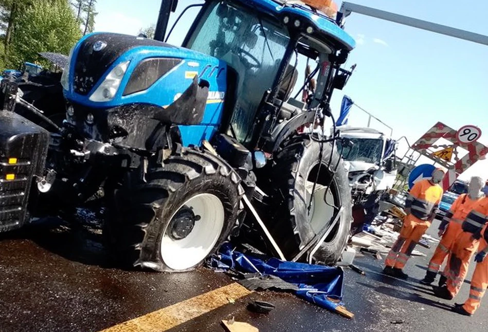 TIR staranował busa i ciągnik. New Holland zniszczony