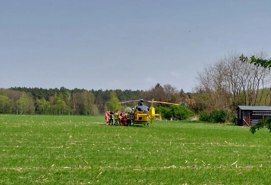 Dramat podczas koszenia łąki. 59-latek przejechany przez ciągnik z kosiarką