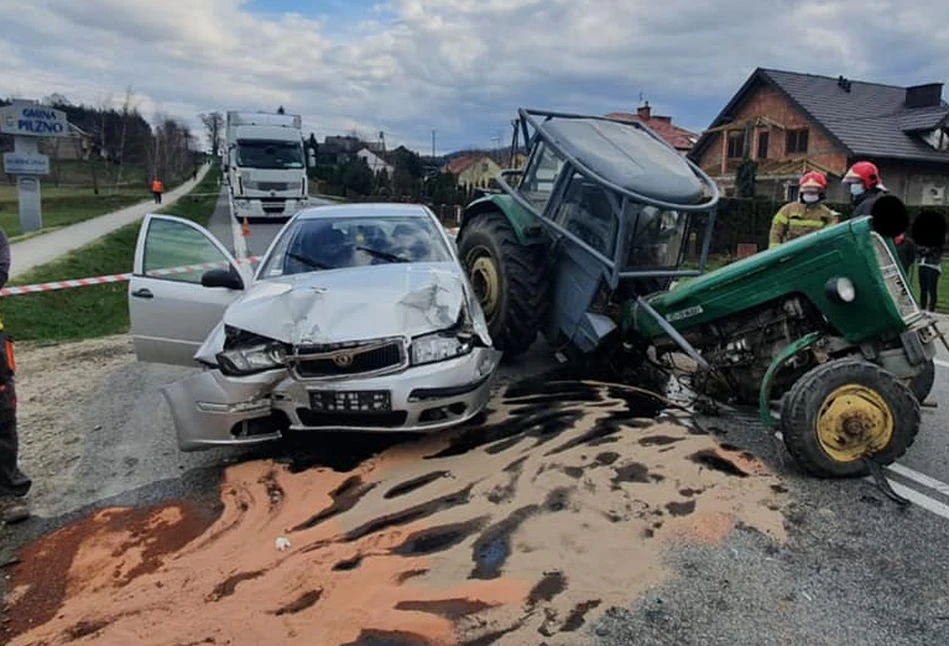 Po zderzeniu ze Skodą Ursus przełamał się na dwie części [FOTO]