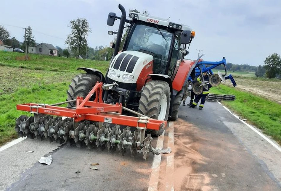 TIR staranował ciągnik Steyr. Ponad 50 tys. złotych strat