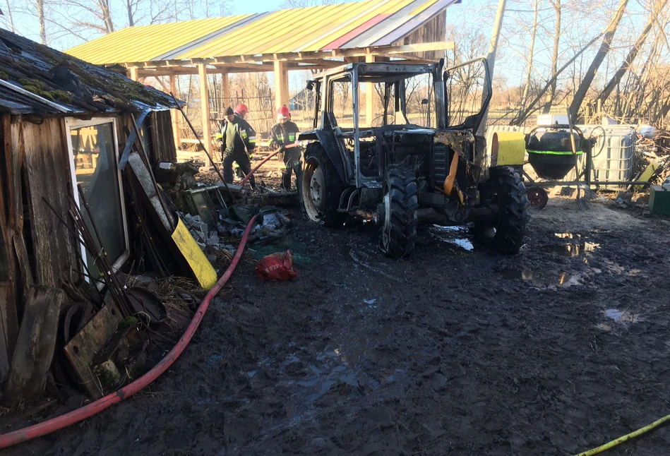 Pożar ciągnika pod Chełmem. Z Renault został tylko wrak