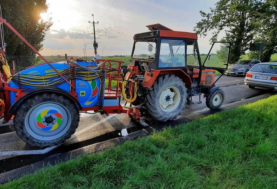 Na podwójnym gazie uderzył w ciągnik z opryskiwaczem. Z samochodu niewiele zostało