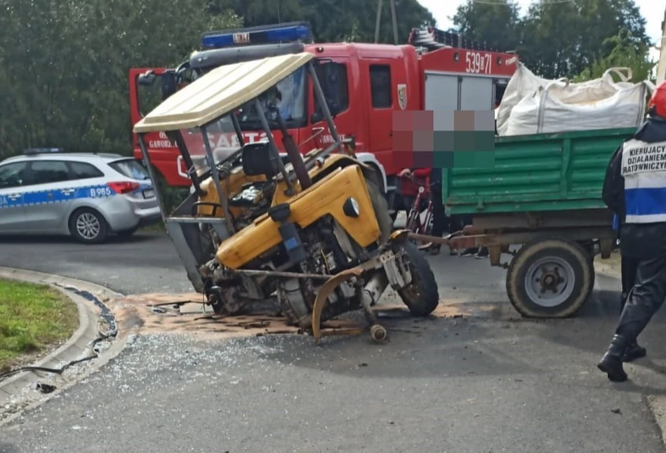 Toyota zdemolowała ciągnik. Ursus rozpadł sie na kawałki [FOTO]