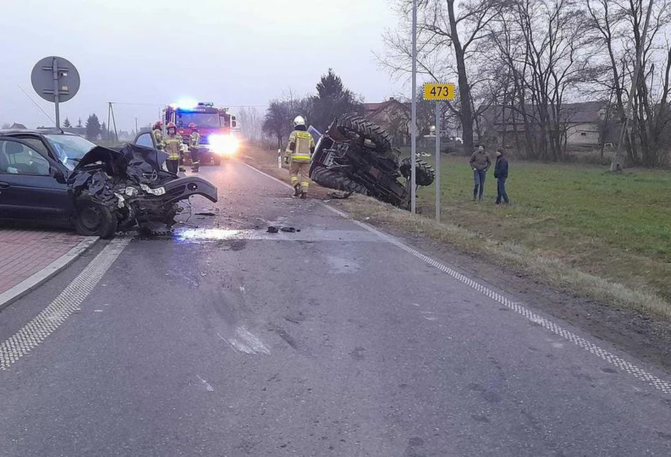 Wypadek ciągnika i osobówki. Zetor wylądował w rowie