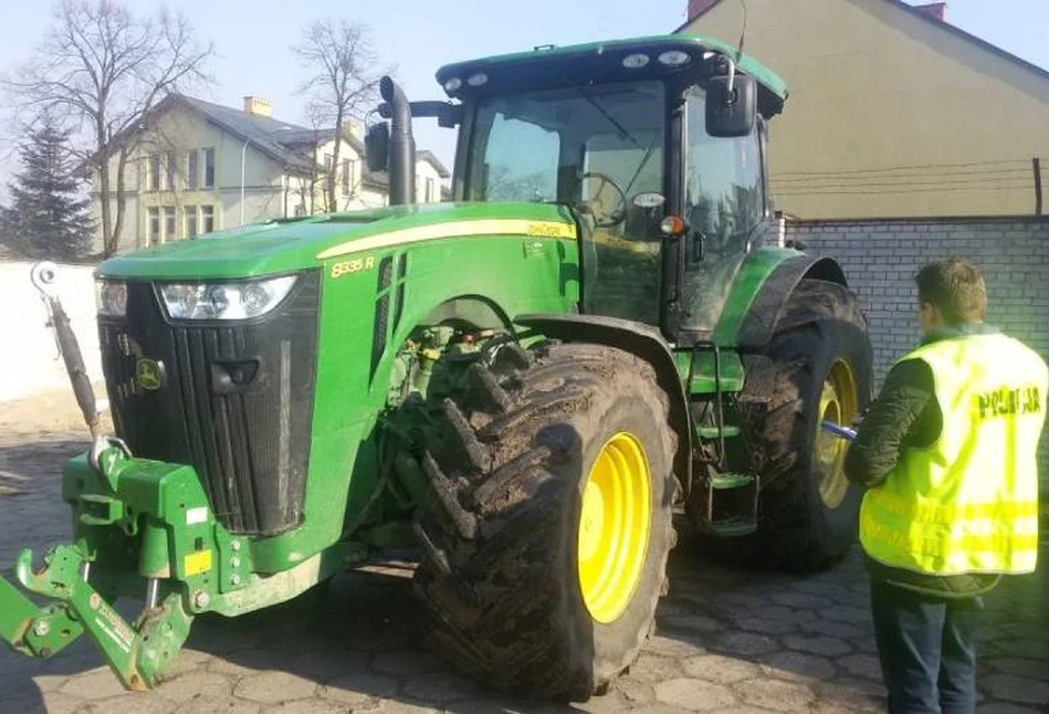 33-latek w dużym ciągniku John Deere z narkotykami