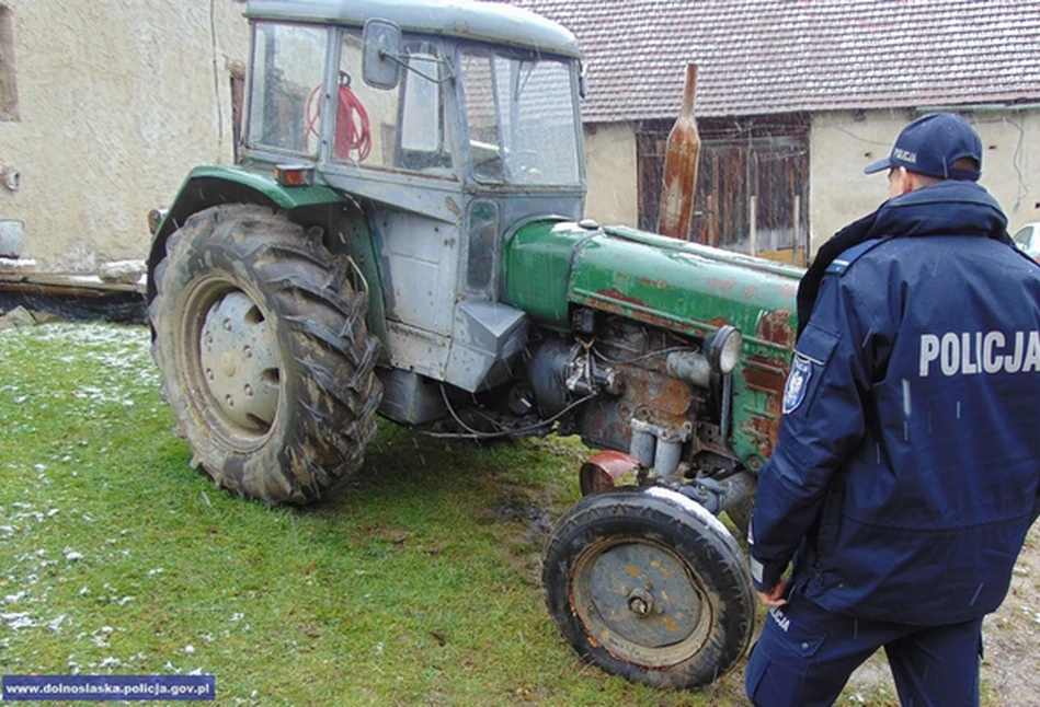 40-latek pożyczył ciągnik i przyczepę od rolników, a później ukradł 8 ton zboża!