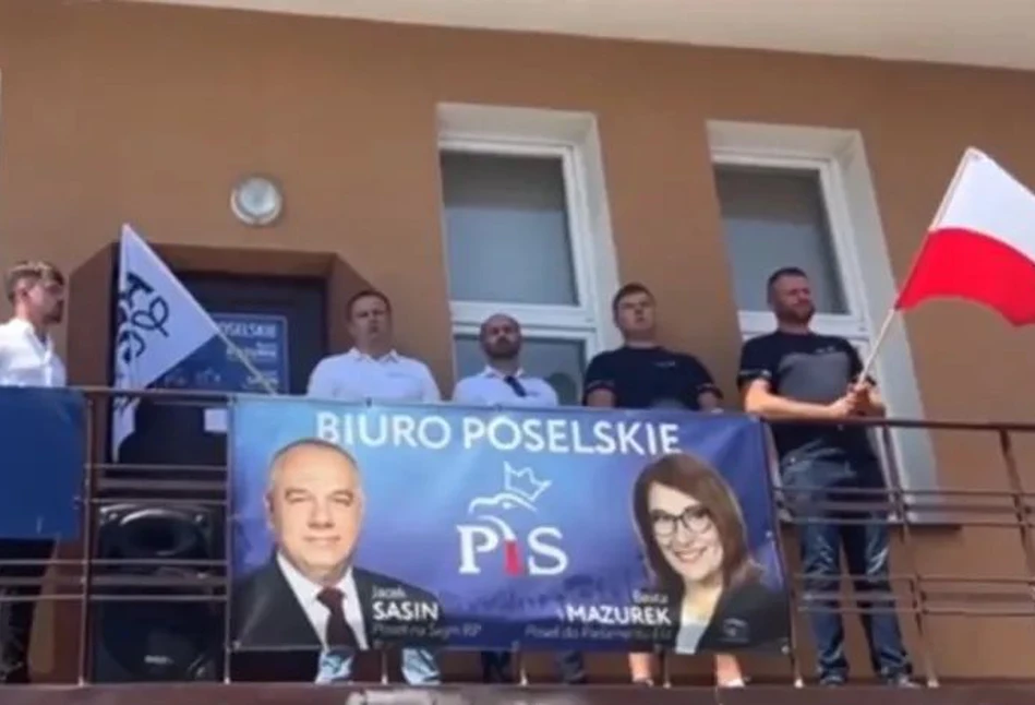 AgroUnia u wicepremiera Sasina w Hrubieszowie – pod biurem poselskim na znak protestu wysypano ziarno zbóż