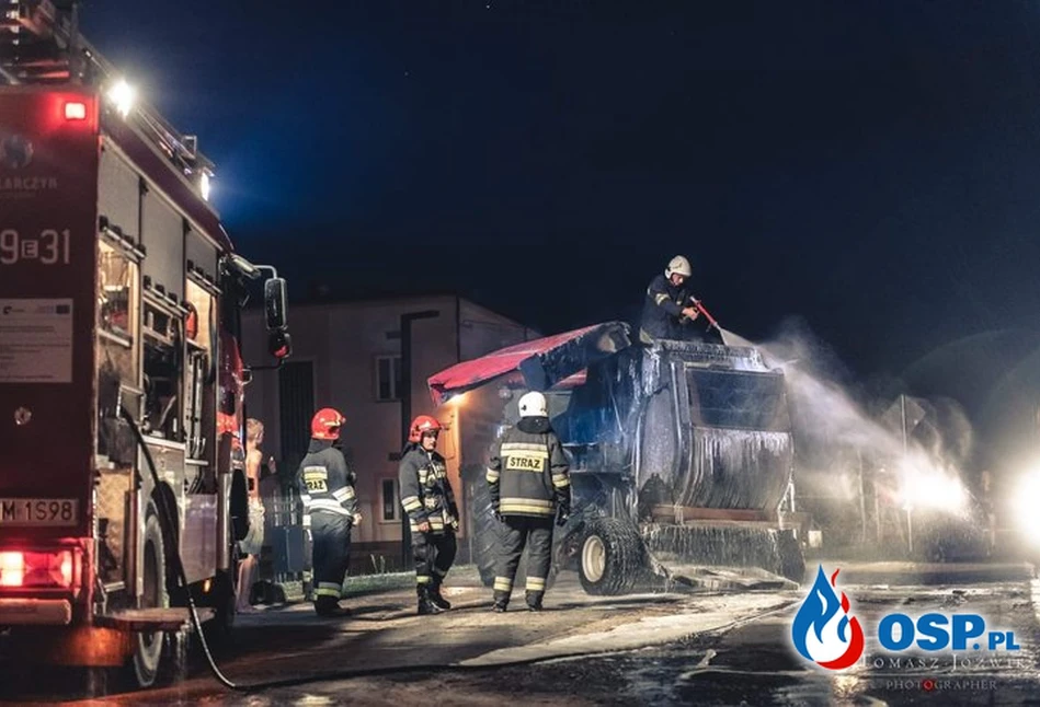 Pożar pod remizą - strażacy gasili płonącą prasę