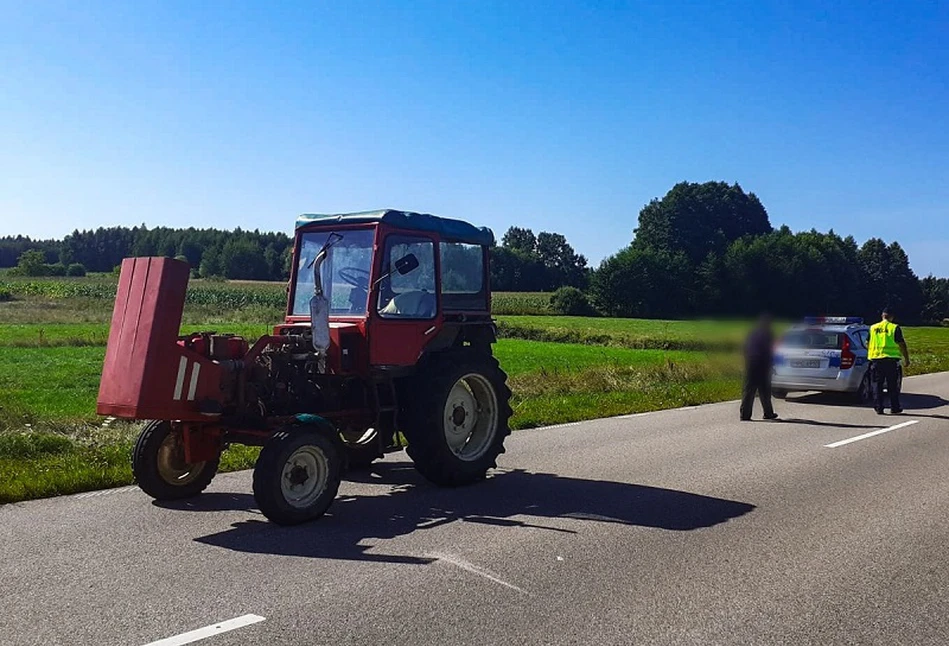 Policjanci nie tylko od mandatów. Naprawiają też ciągniki