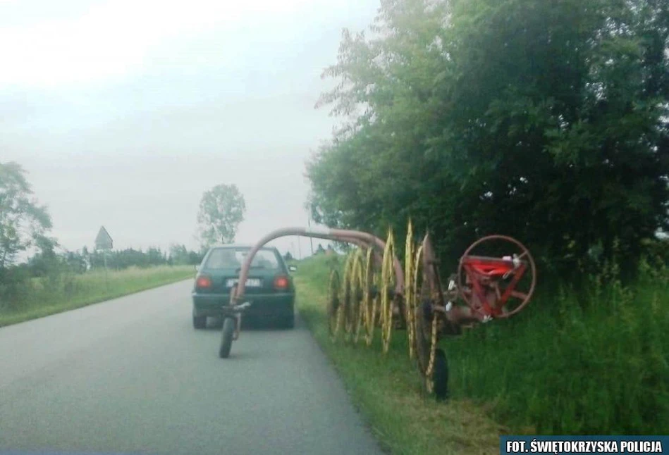 Policjanci przecierali oczy. Volkswagenem ciągnął zgrabiarkę!