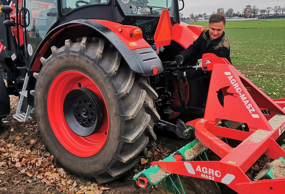 Wiceminister rolnictwa po pracy wskakuje na ciągnik. Ile ma hektarów? Co uprawia? [FOTO]