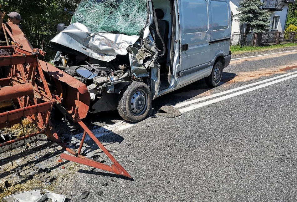 Bus nadział się na heder kombajnu. Dwóch kierowców rannych