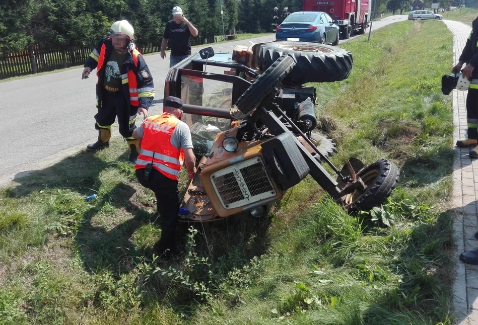 Wypadki w rolnictwie: ciągnik wpadł do rowu. Rolnika zabrało LPR