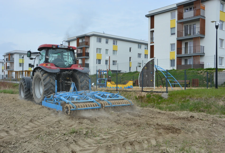 Rolnik i jego ciągnik gwiazdą dla mieszkańców bloków w Lublinie