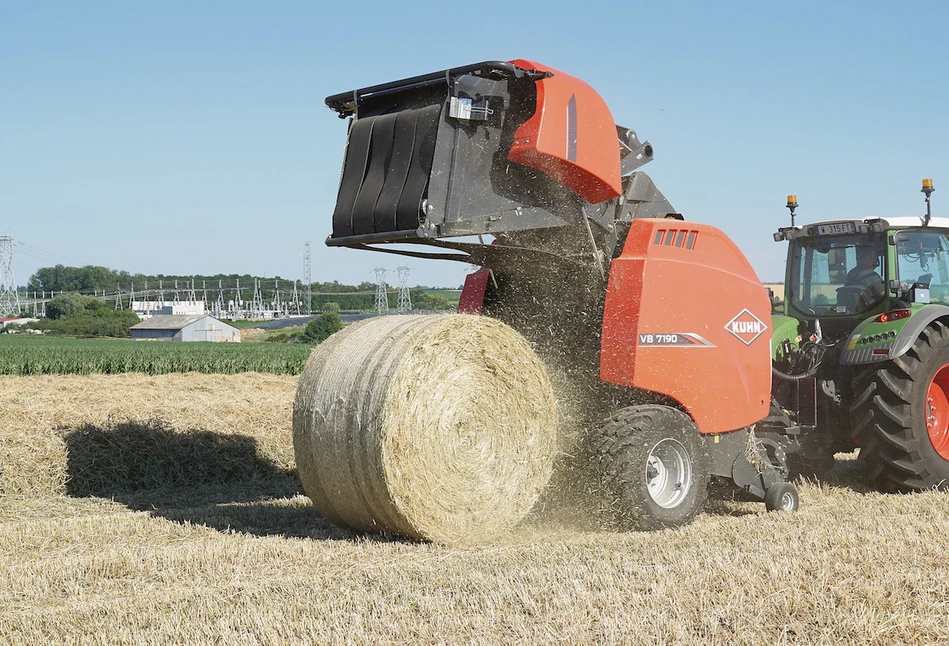 Prasa Kuhn VB 7100 - zbiera 30 ton słomy na godzinę