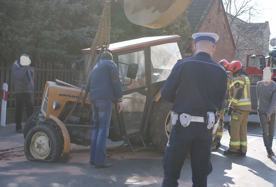 2 nastolatków za "kółkiem". Efekt - Ursus złamany na pół