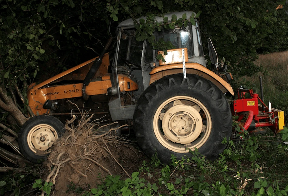 Podkarpackie: Ursus C-360 przejechał rolnika podczas koszenia trawy