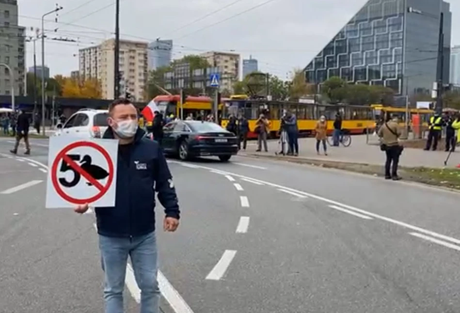 Protest rolników: samochodami blokują drogi w Warszawie