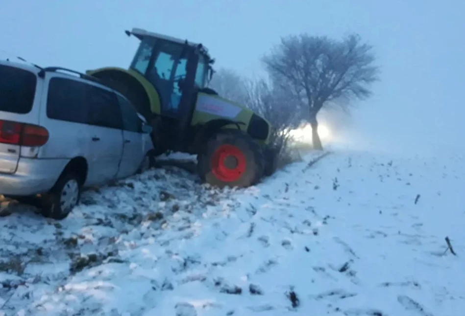 Ciągnik Claas wpadł w poślizg – 2 osoby trafiły do szpitala