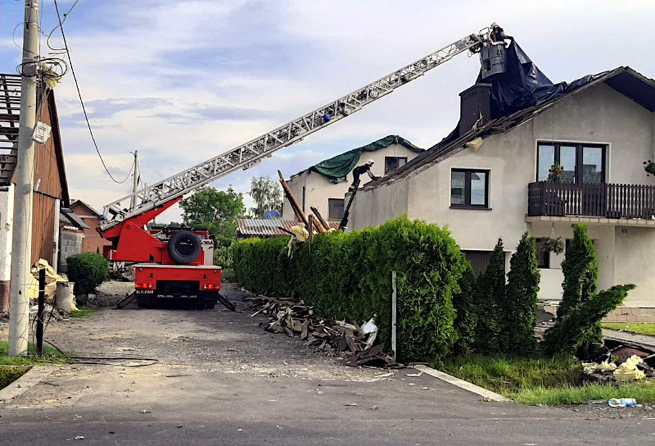 Szkody po wichurze w starym budynku