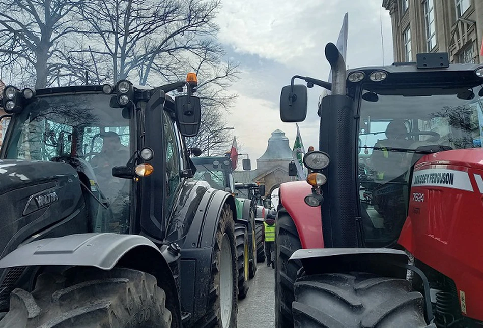 Rolnicy w Szczecinie zaostrzają protest. Domagają się 20 mld zł pomocy