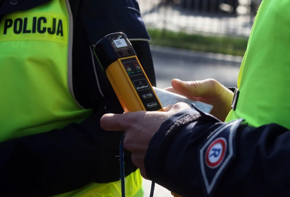 Ciągnikiem skasował sąsiadce płot i zniknął. Powód? Duuużo alkoholu