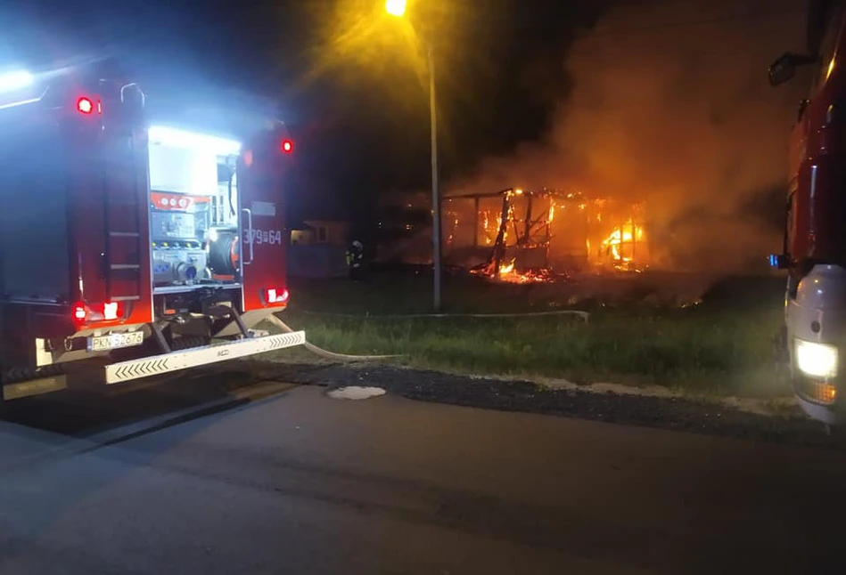 Pożar gospodarstwa pod Koninem. 2 kobiety zasłabły