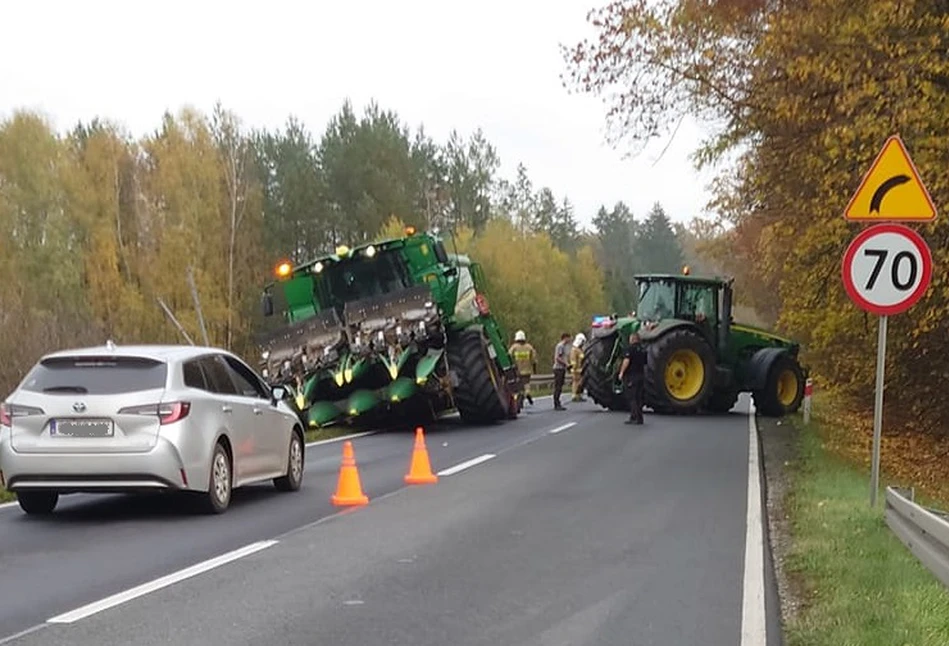 Kombajn zsunął się z drogi i zawisł na barierkach