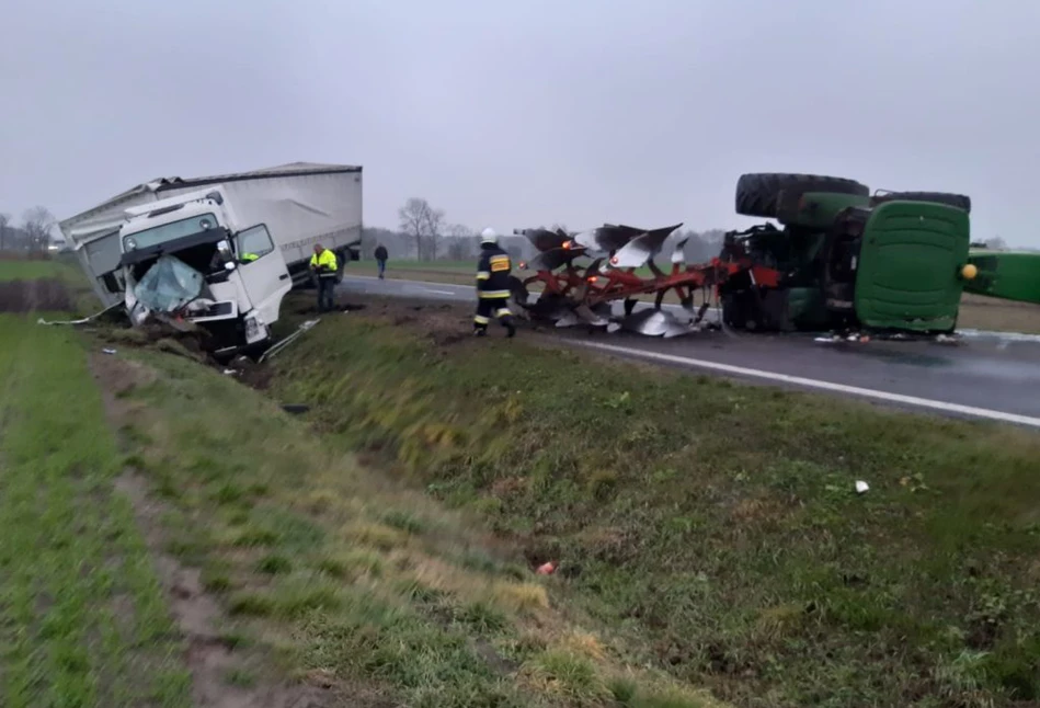 W zderzeniu z ciężarówką Volvo ciągnik John Deere nie miał szans…