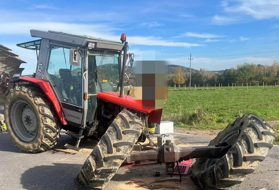 Ciągnik rolniczy po kolizji z osobówką. Massey stracił koła!