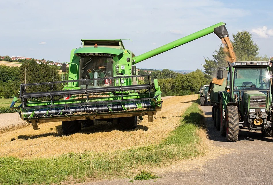 Leasing, wynajem, usługi. Rolnicy najczęściej sięgają po kombajny, ciągniki i rozsiewacze [RAPORT]